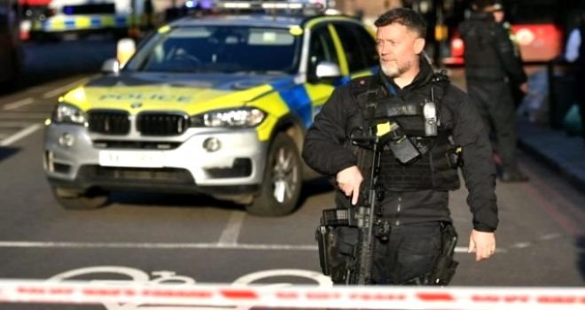 Londra'da saldırı alarmı; polis saldırganı vurarak yakaladı