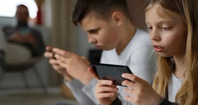 13 yaşından önce telefon sahibi olmak ruh sağlığını tehdit ediyor!