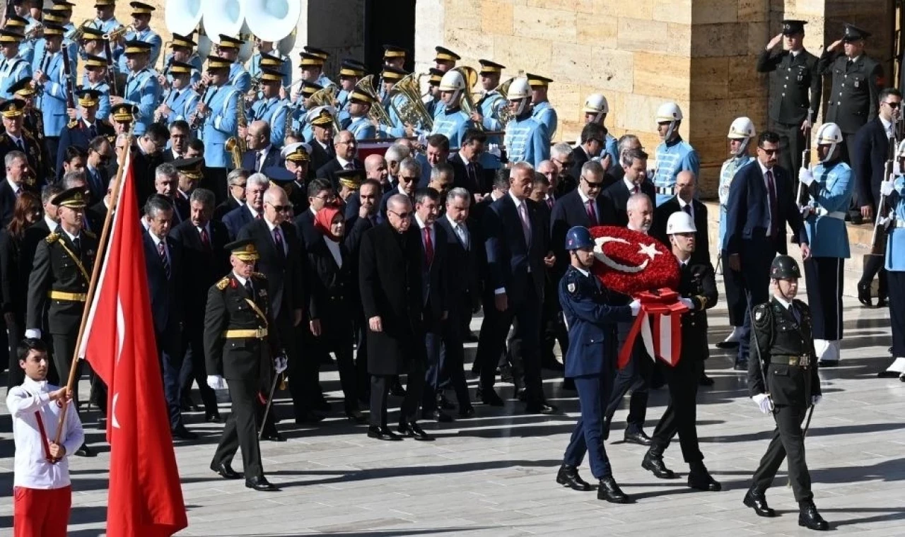 Erdoğan, Anıtkabir'i ziyaret etti: Cumhuriyeti muasır medeniyetlerin üstüne çıkarmakta kararlıyız