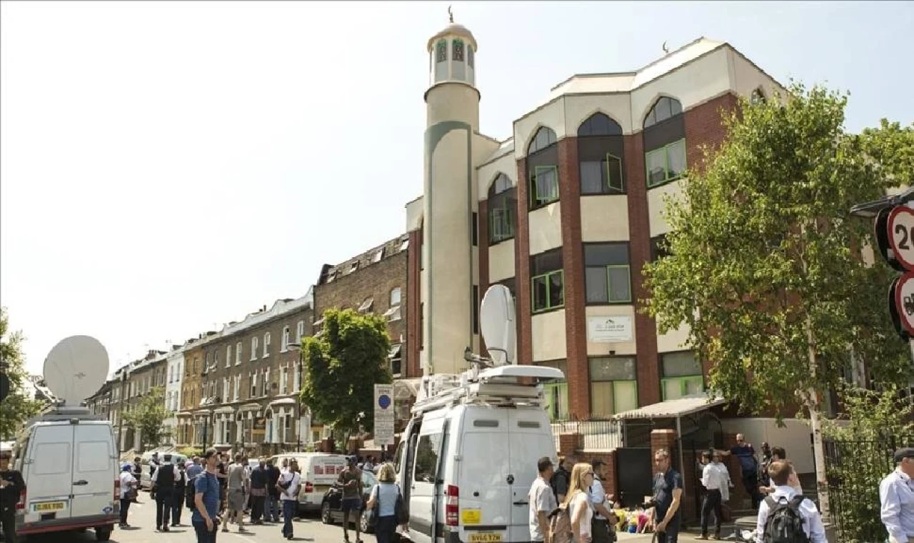 İngiltere'de son 3 ayda 25 cami, 27 kez saldırıya uğradı
