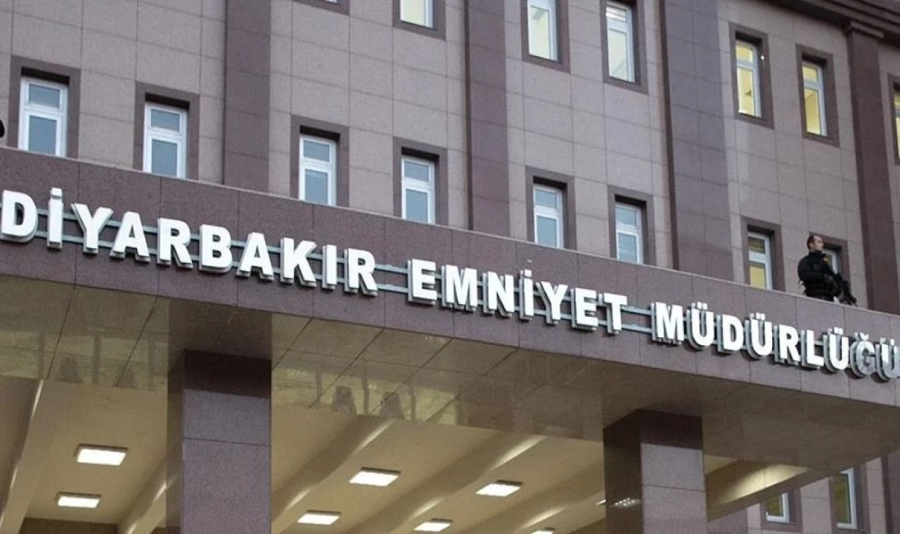 Diyarbakır Emniyet Müdürlüğü önüne el yapımı patlayıcı atıldı: İki şüpheli aranıyor