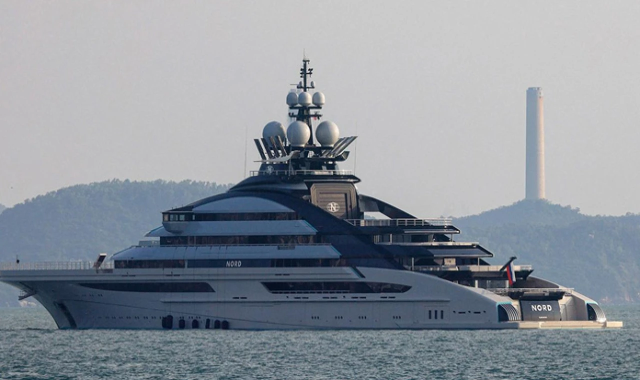 Rus süper yatı blokaja rağmen Hürmüz Boğazı’ndan geçti