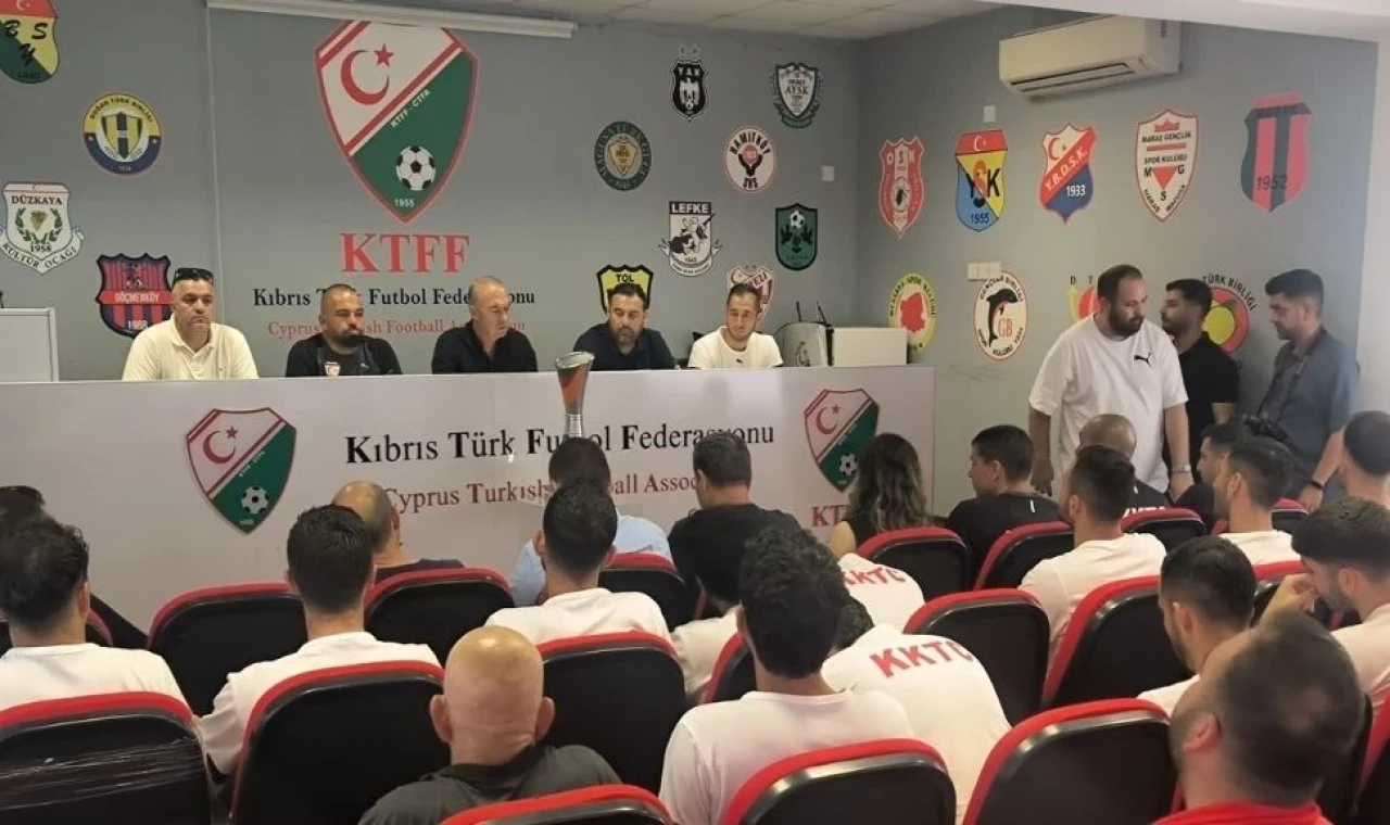 CONIFA Avrupa şampiyonu Milli Takım kupayı Futbol Federasyonu'na teslim etti