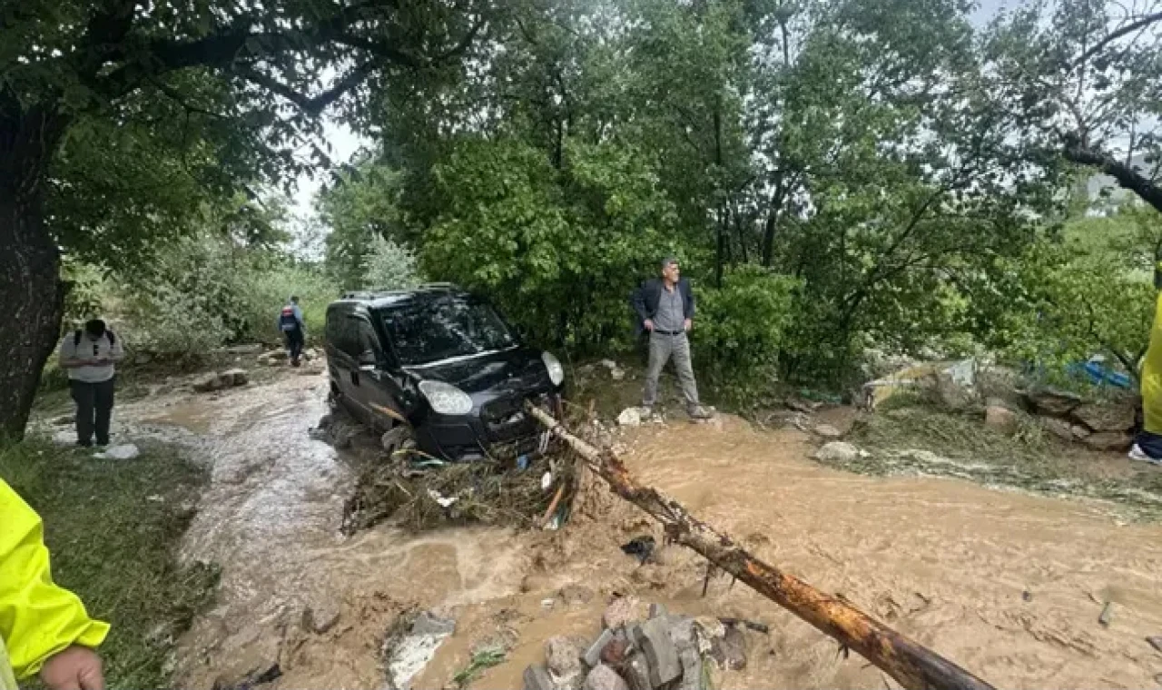 Türkiye'de birçok ili sel vurdu: Dereler taştı, araçlar suya kapıldı