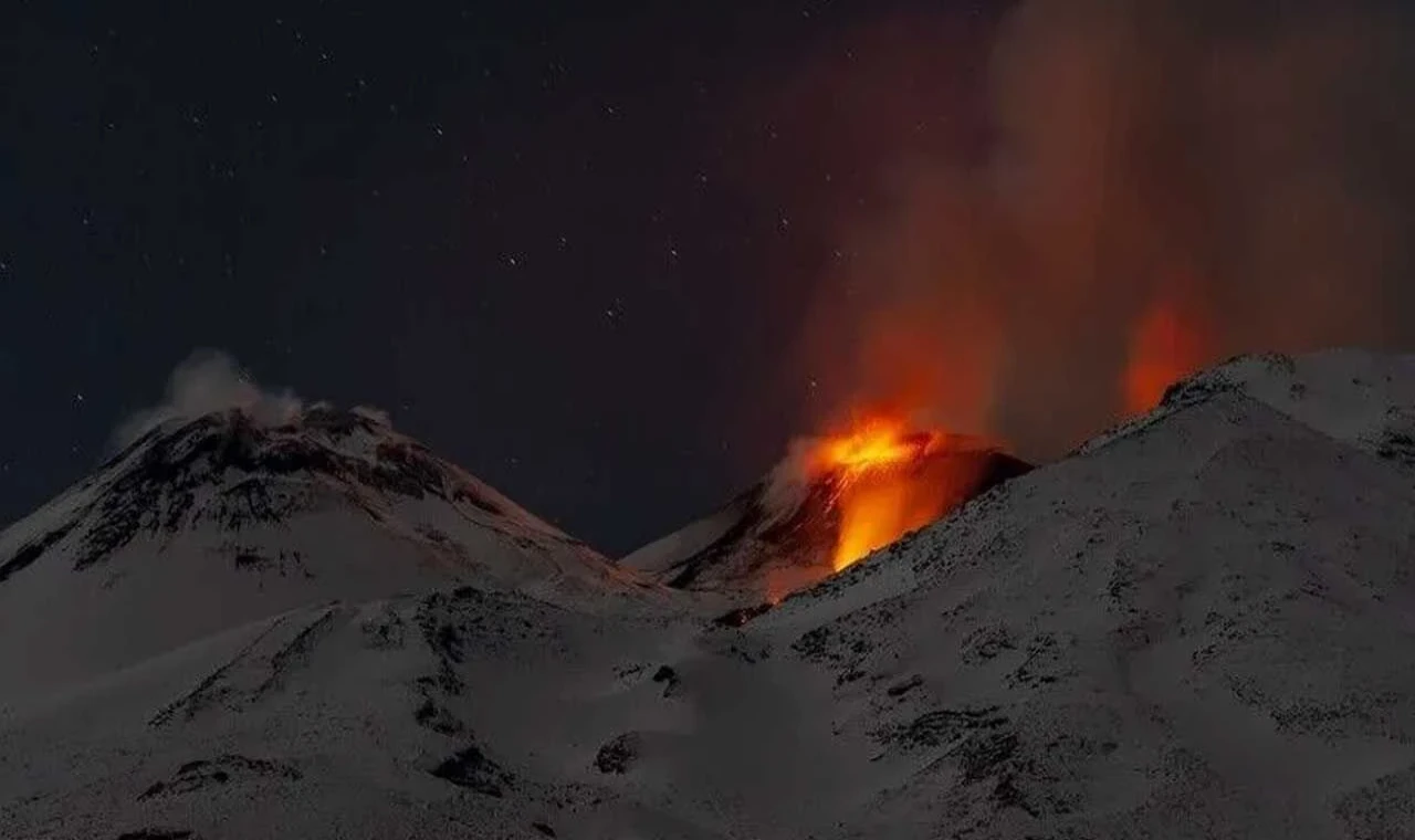 Etna Yanardağı yeniden güçlü şekilde kül püskürttü
