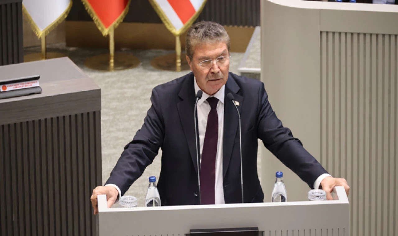 Üstel "Gençlerimizin dünyayla kucaklaşmasına engel olmaya devam ediyorlar"