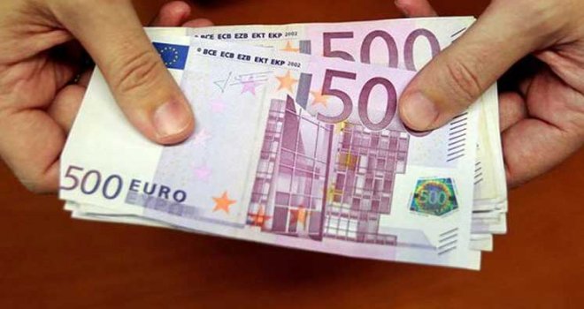 500 Euro sürmeye çalışan iki kişiyi tutukladı