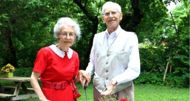 75 Yıllık Evli Çift, 5 Saat Arayla Hayata Veda Etti