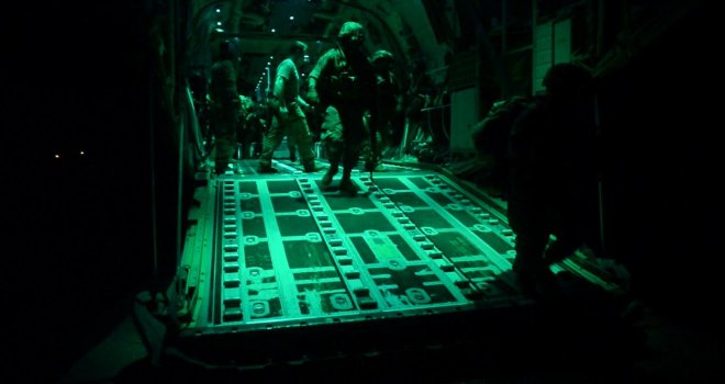 ABD’NİN HAVA İNDİRME BİRLİĞİ RUSYA İLE SAVAŞA KARŞI UKRAYNA SINIRINDA