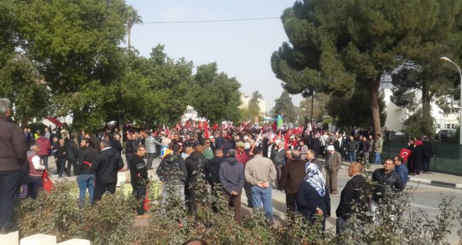 AFRİKA GAZETESİNİ PROTESTO EYLEMİNDE TANSİYON ZAMAN ZAMAN YÜKSELDİ