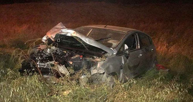 AĞAÇLARA ÇARPAN ARAÇ TARLAYA UÇTU