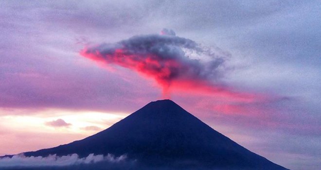 Agung Yanardağı yeniden kül ve duman püskürtmeye başladı