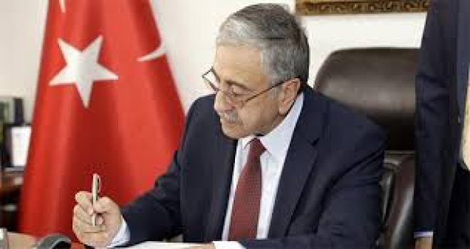 AKINCI, POLİS YASASI İLE ÇİFTÇİLER BİRLİĞİ YASASI’NI İMZALADI