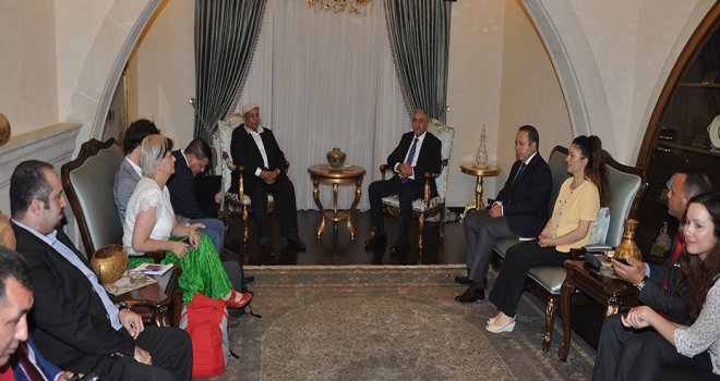 Akıncı, Yabancı Gazetecileri kabul etti