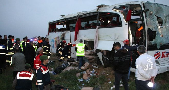 Aksaray'da yolcu otobüsü şarampole devrildi: 4 ölü, 37 yaralı.