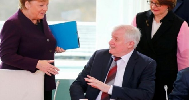 Almanya İçişleri Bakanı Seehofer, koronavirüs nedeniyle Merkel'in elini sıkmadı