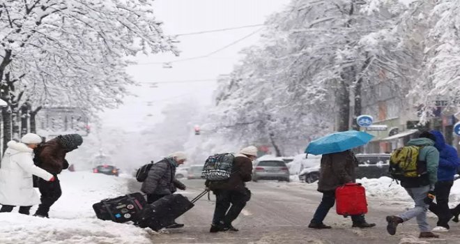 Almanya'da yoğun kar yağışı: Uçuşlar iptal