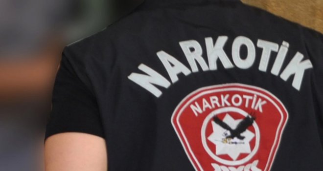 Alsancak'ta 5 kilo 200 gram hintkeneviri, 35 gram kokain ele geçirildi