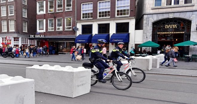 AMSTERDAM'DA MEYDANLARA GÜVENLİK ÖNLEMİ OLARAK BETON BLOKLAR YERLEŞTİRİLDİ