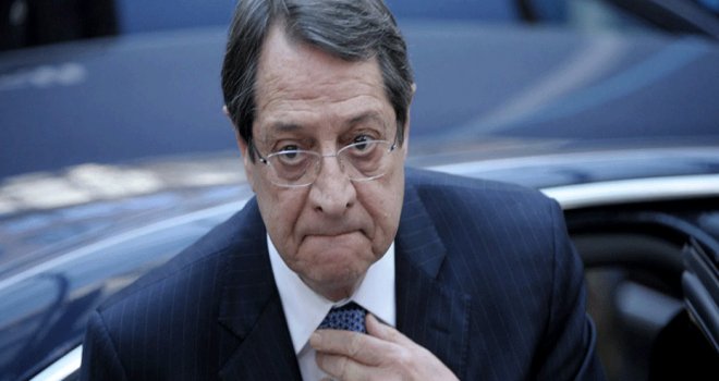 Anastasiadis ayağını kırdı