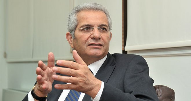 Anastasiadis tutarsız davranarak yangına körükle gidiyor