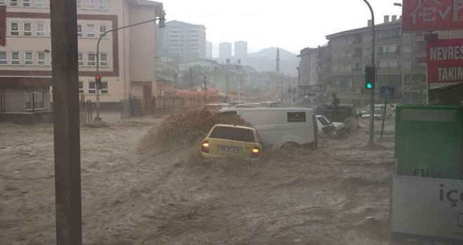 Ankara'da sağanak zor anlar yaşattı..