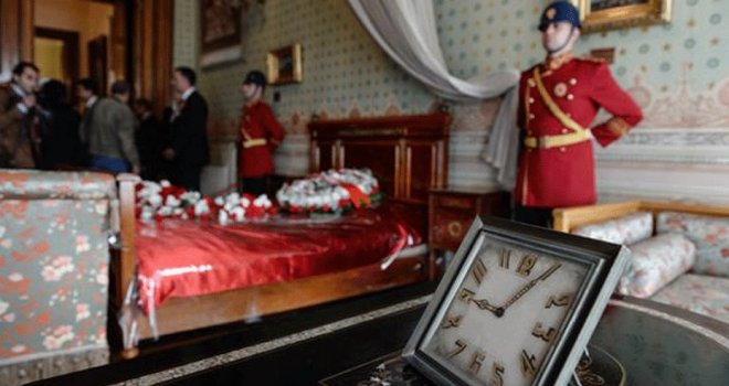 Atatürk’ün Dolmabahçe Sarayı’ndaki odasında tören düzenlendi