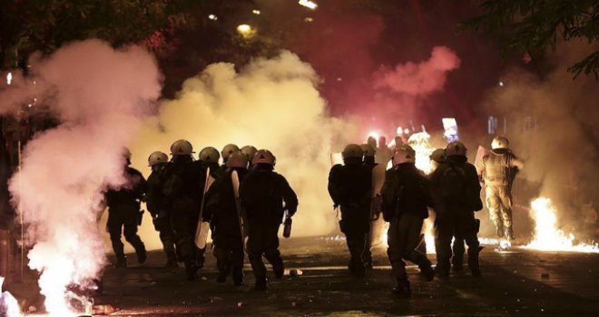 ATİNA'DA POLİS KURŞUNUYLA ÖLÜM PROTESTO EDİLDİ  25 GÖZALTI