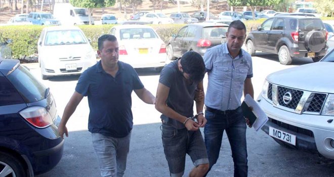 AYNI GÜN İÇİNDE İKİ EVİ SOYDU