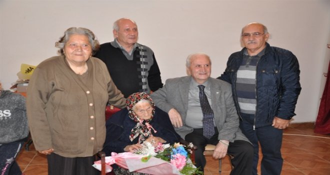 AYYANNİLİLER DERNEĞİ’NDEN 106 YAŞINDAKİ KEZBAN ZAİFOĞLU’NA ZİYARET