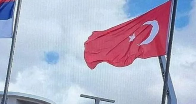 Baf’ta spor müsabakası sebebiyle göndere çekilen Türk bayrağı tepkiler sonrasında indirildi