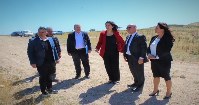 BAKAN BAYBARS GÖNENDERE’DE VATANDAŞLARLA KÖY İÇİNDEKİ AĞILLAR SORUNUNU GÖRÜŞTÜ.