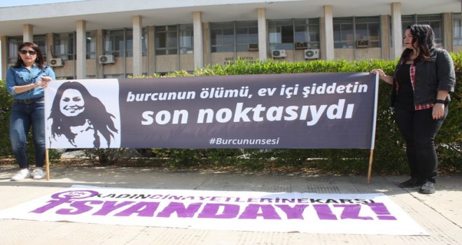 BAZI ÖRGÜTLER MAHKEME ÖNÜNDE PANKART AÇARAK KADIN CİNAYETİNE KARŞI DAYANIŞMA BELİRTTİ.