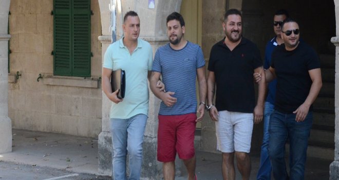 Bazı sahte 100 dolarlar para sayma makinesinden geçebiliyor