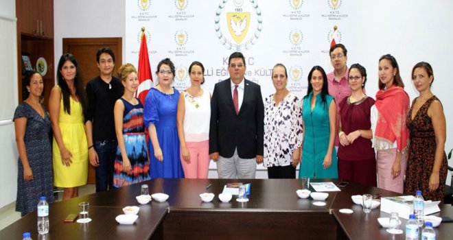 Berova KKTC’ye gelen sanatçılarla bir araya geldi