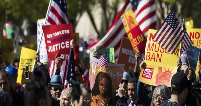 Beyaz Saray önünde Trump’ın ‘seyahat yasağı’ protesto edildi