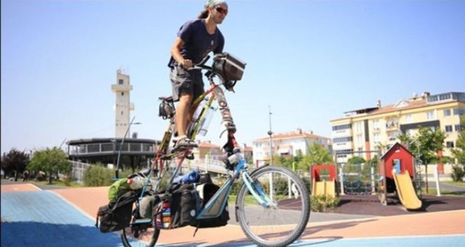 Bisikleti ile dünya turuna çıkan İtalyalı KKTC'ye geldi
