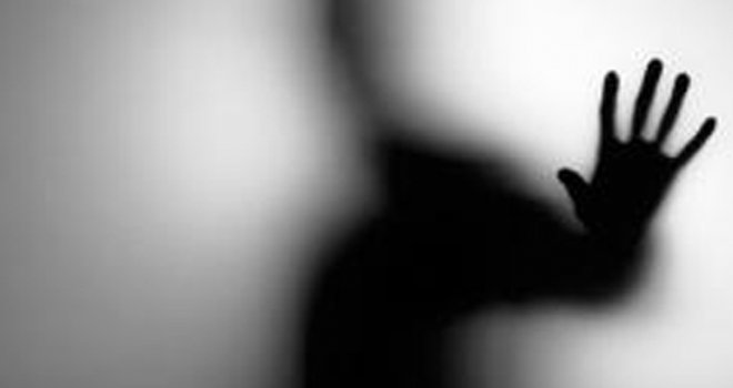 Boğazına bıçak dayadı