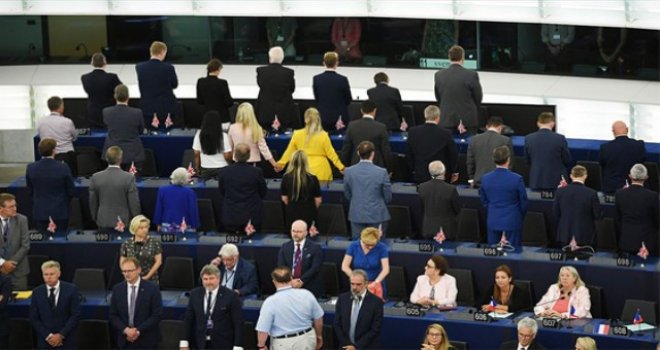 Brexit taraftarı İngilizler AP'de Avrupa marşına "sırt döndü"