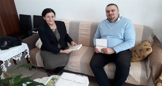 BÜLENT KÜÇÜK İLK KİTABI “DÜŞÜNCE”NİN 40 ADETİNİ KANSER HASTALARINA YARDIM DERNEĞİ’NE BAĞIŞLADI