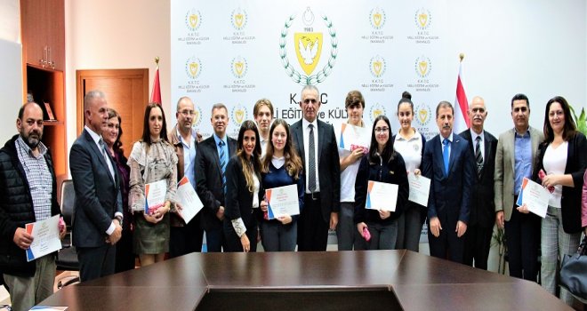 Çavuşoğlu, IGCSE-GCSE ve A-Level sınavlarında dereceye giren öğrencileri kabul etti