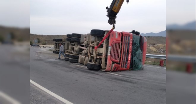 Çembere süratli giren tır devrildi