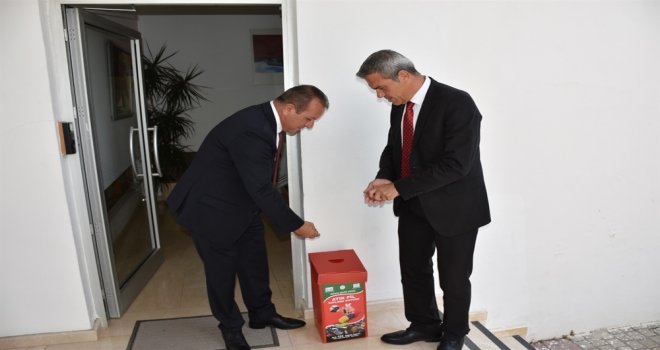 ÇEVRE KORUMA DAİRESİ ATIK PİL TOPLAMA KUTULARININ DAĞITIMINA BAŞLADI...İLK KUTU MECLİS’E KONULDU.