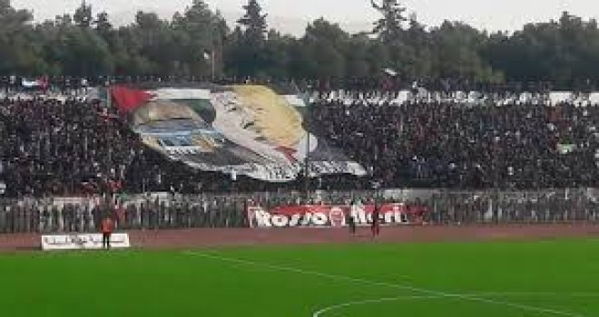 CEZAYİR'DE TRİBÜNDEKİ "PANKARTLI TEPKİ"