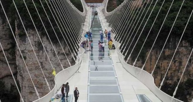 ÇİN'DE DÜNYANIN EN UZUN CAM KÖPRÜSÜ YAPILDI