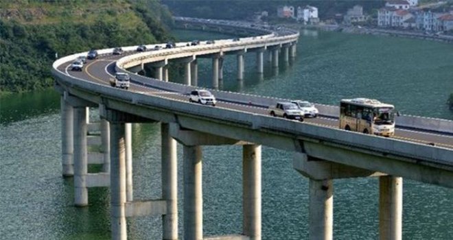 ÇİN’DE MİNİBÜS DENİZE DÜŞTÜ' 7 ÖLÜ