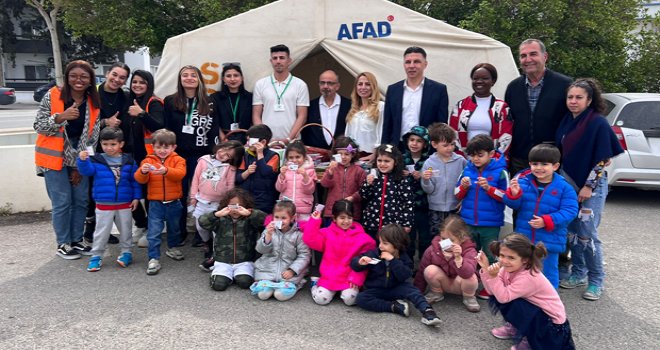 Çocuklar, Gönyeli Alayköy Belediyesi park yerindeki ZAYDER Çadırına kitap bağışladı, tohum aldı