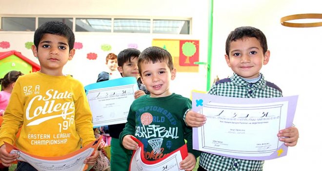 Çocuklar sevinçle karnelerini aldı