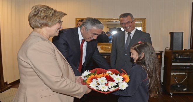 CUMHURBAŞKANI AKINCI 26 OKULDAN ÖĞRENCİLERİ KABUL ETTİ.