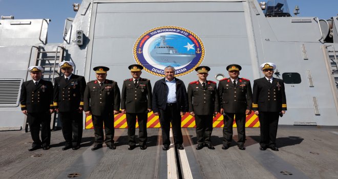 CUMHURBAŞKANI AKINCI, BÜYÜKADA KORVETİNİ ZİYARET ETTİ